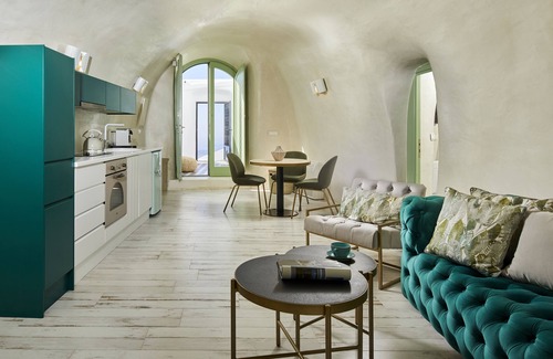 Imerovigli Villa | Private villa with amazing views of the volcano and caldera