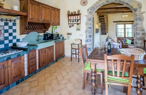 Seggiano House | Private Villa with hot tub, private pool, WIFI, TV, patio, pets allowed, panoramic view, parking