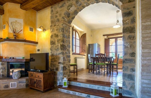 Seggiano House | Private Villa with hot tub, private pool, WIFI, TV, patio, pets allowed, panoramic view, parking