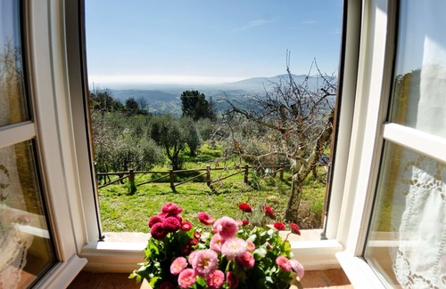 Petrognano Villa | Private Villa with A/C, internet, hot tub, TV, pets allowed, panoramic view, close to Lucca