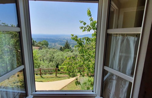 Petrognano Villa | Private Villa with A/C, internet, hot tub, TV, pets allowed, panoramic view, close to Lucca