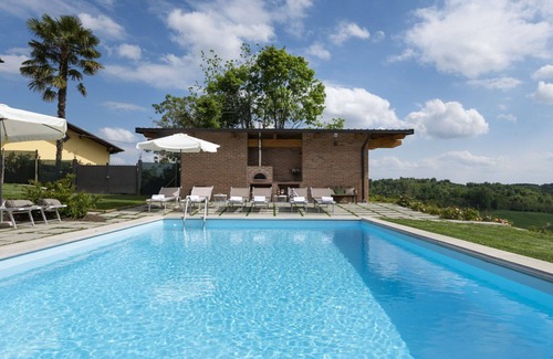 Monteu Roero Villa | Private Villa with private pool, WIFI, A/C, TV, patio, panoramic view, parking, close to Alba