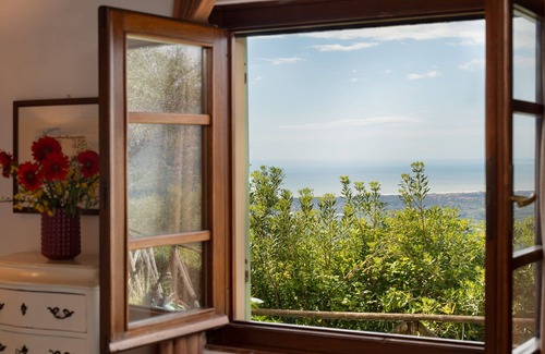 Pedona Villa | Private Villa with WIFI, private pool, TV, patio, pets allowed, panoramic view, close to Viareggio