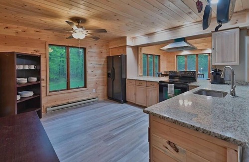 Tunkhannock Township Cabin | PRIVATE W/ HOTTUB/FIRE PIT/SHUFFLE BOARD/AIR HOCKEY/BAR-10 MIN to SKI/ Sleeps 18