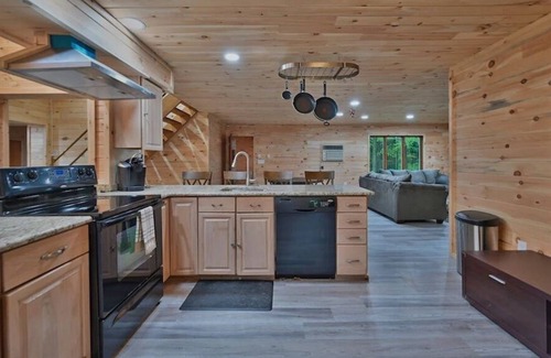 Tunkhannock Township Cabin | PRIVATE W/ HOTTUB/FIRE PIT/SHUFFLE BOARD/AIR HOCKEY/BAR-10 MIN to SKI/ Sleeps 18