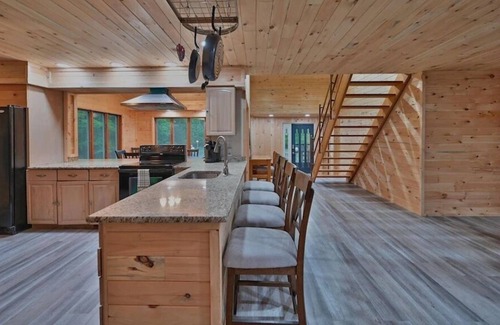 Tunkhannock Township Cabin | PRIVATE W/ HOTTUB/FIRE PIT/SHUFFLE BOARD/AIR HOCKEY/BAR-10 MIN to SKI/ Sleeps 18