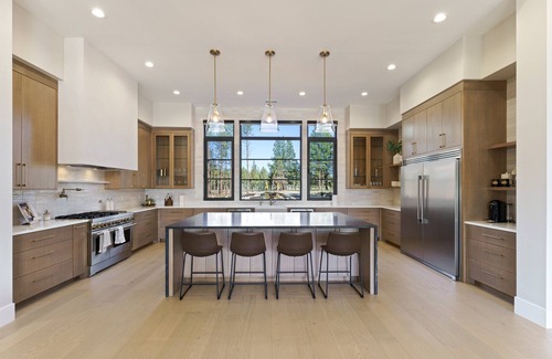 Bend House | Private Wakeboarding Lake, Hot Tub, Fire Pit, 10 Min 2 Bend