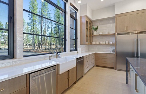 Bend House | Private Wakeboarding Lake, Hot Tub, Fire Pit, 10 Min 2 Bend
