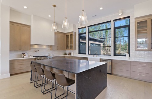 Bend House | Private Wakeboarding Lake, Hot Tub, Fire Pit, 10 Min 2 Bend