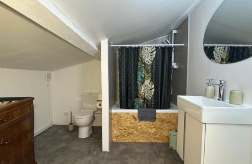 Cepie House | Proche Carcassone chambre avec salle de bain et WC privée Piscine salon et kitchenette partagés avec voyageurs