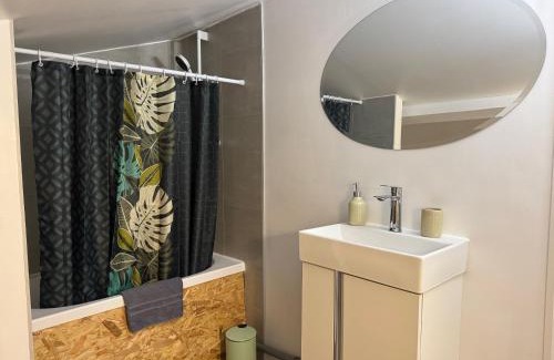 Cepie House | Proche Carcassone chambre avec salle de bain et WC privée Piscine salon et kitchenette partagés avec voyageurs