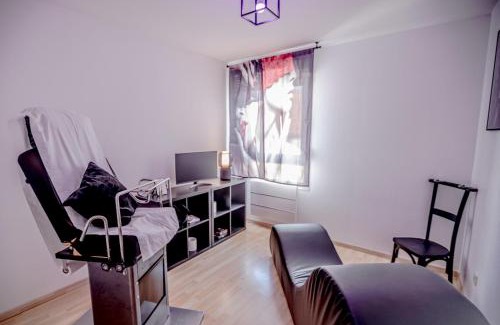 Walbourg Apartment | PRoJET KUROI - Love Room BDSM - Balançoire, Banc de fessée, Pilori, Cage, Croix, Tantra