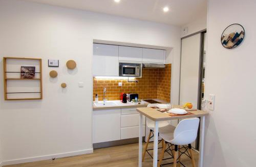 Chalons-en-Champagne Apartment | Promenade d'Automne - Netflix & Wifi - Climatisation- Parking Gratuit - check-in 24H24 - Emplacement Vélos - GoodMarning