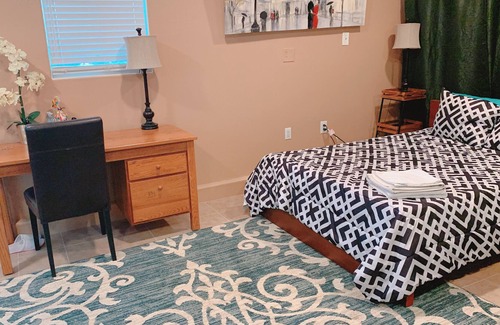 Garden Grove House | PROMO 15% MONTHLY DISCOUNT Spacious 1br/1bath guest suite; full kitchen, parking