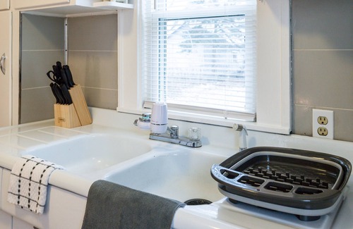 Rochester House | PROMO 5% WEEKLY/10% MONTHLY 💫Charming Steps to Strong/UofR by Airport/Dwnt/RIT