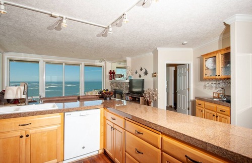 Depoe Bay Condo | Promo! Oceanfront Condo with Private Hot Tub, Indoor Pool, Wifi and HDTV!