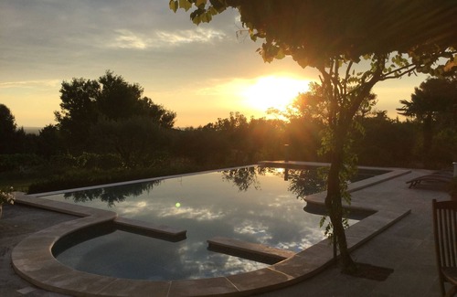 L'Isle-sur-la-Sorgue House | Property in the vaucluse province: Infinity pool/Jacuzzi/View
