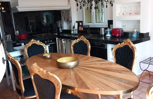 Chateaurenard Villa | Provencal villa with swimming pool, pool table and table tennis.