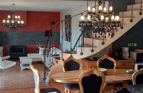 Chateaurenard Villa | Provencal villa with swimming pool, pool table and table tennis.