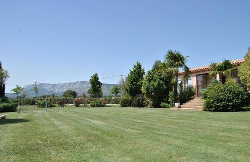 Pourrieres Villa | Provencal villa with pool at the foot of the holy victory