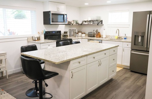 Rock Canyon Apartment | Provo 3-bedroom; new, fireplace, BBQ, AC, fast WiFi. Close to BYU, MTC, Sundance