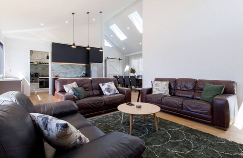 Wanaka House | Prowess Lodge luxury accommodation with private pool and spa