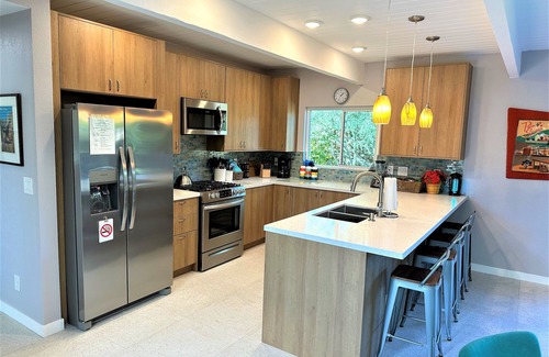 Palm Springs House | PS-ID #76 Stylish Mid-Century Modern Oasis with Surrounding Mountain Views