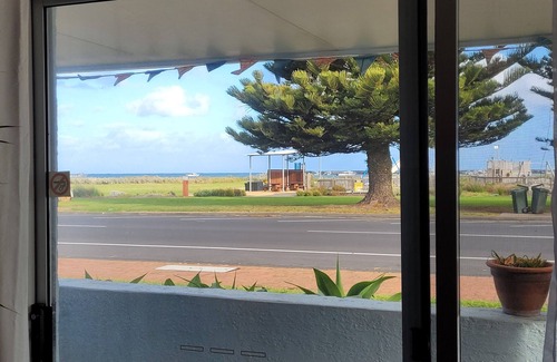 Port Macdonnell House | Pt Mac Beach House - Seafront Views, Central, Super Cute and Pets are Welcome!
