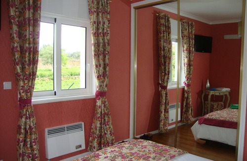 Cardielos Bed & Breakfast | CABEDELO room with two twin beds