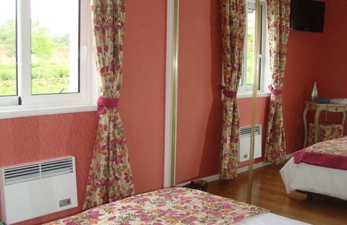 Cardielos Bed & Breakfast | CABEDELO room with two twin beds