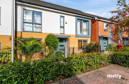 Reading Apartment | Puffin Way - Comfortable, spacious house with parking