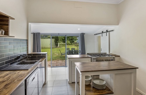 Porepunkah Cottage | Punkah Cottage: 3 BR, 1 BA Cottage in Porepunkah, Sleeps 6