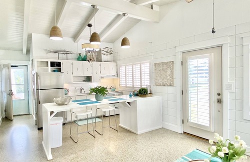 Laguna Beach Estates House | Pup Friendly Cottage~Just Remodeled ~4 Doors to the Beach! ~ August 20-23 Only $498!