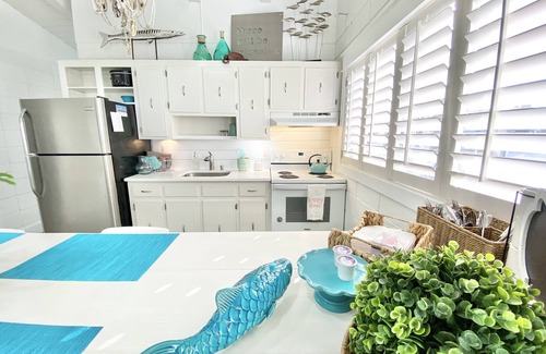 Laguna Beach Estates House | Pup Friendly Cottage~Just Remodeled ~4 Doors to the Beach! ~ August 20-23 Only $498!