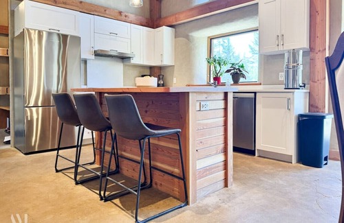 Golden House | Purcell View - Mountain Views