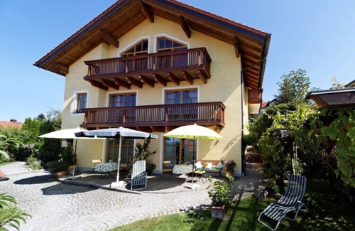 Hartmannsreut Apartment | Pure romance & tranquillity - time out on the edge of the forest with mountain views and a tiled stove