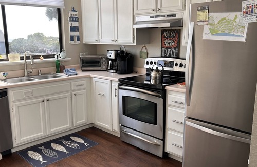 Bodega Bay House | Pure Serenity at Harbour Sounds- open and airy. A quick walk to the beach