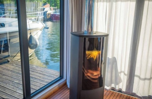 Oberhavel Boat Rental | Pure water romance: Houseboat Miami Woma D13