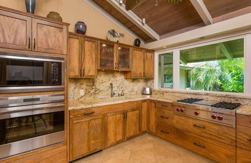 Halama Street House | Pvt Oceanfrt home w heated pool, hot tub, sunsets, kayaks, turtles & Whales!