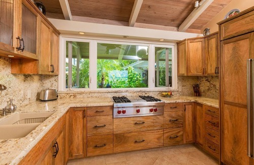 Halama Street House | Pvt Oceanfrt home w heated pool, hot tub, sunsets, kayaks, turtles & Whales!
