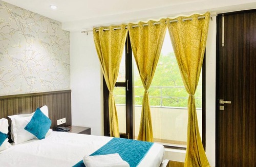 New Delhi Hotel | Qotel Hotel Rajouri Garden Above Ritu Marbles, Near Rajouri Garden Metro Station-Couple Friendly