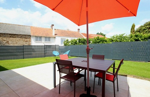 Saint-Philbert-de-Grand-Lieu Cottage | Quiet countryside retreat with private garden, terrace, and garage