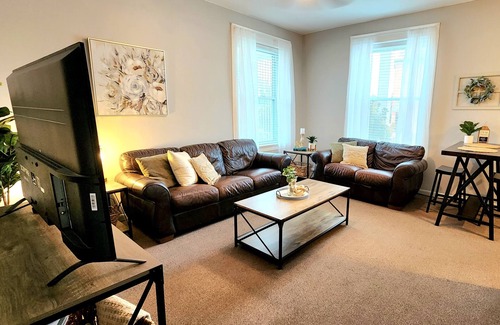 Quincy Apartment | QU Hawks Nest with parking and Wi-Fi W/D SmartTV