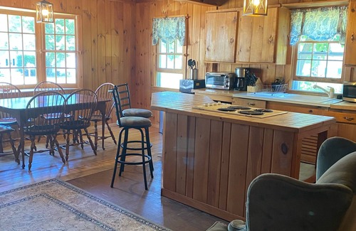 North Lake George Cottage | Quaint 2 Bedroom Cottage on Lake George