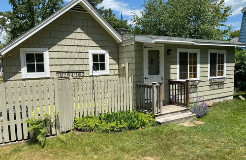 North Lake George Cottage | Quaint 2 Bedroom Cottage on Lake George