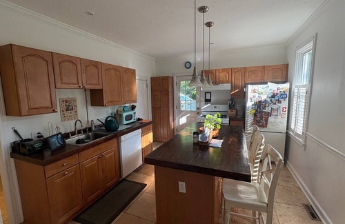 Detroit - Shoreway House | Quaint 2-bedroom house with AC in charming Cleveland. Rooms individually rented.