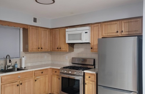 Newark Apartment | Quaint 3-bedroom apartment with AC in charming Newark