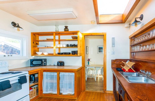 Caspar House | Quaint & adorable home near the beach with patio, grill, wood stove & hammock