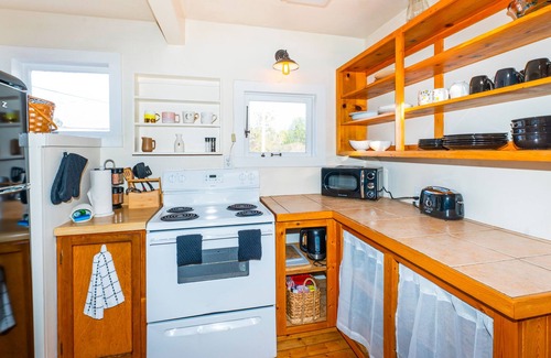 Caspar House | Quaint & adorable home near the beach with patio, grill, wood stove & hammock