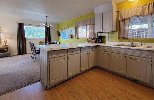 Pear Park House | Quaint and Cozy Cottage 3 Mi to Palisade Wineries!